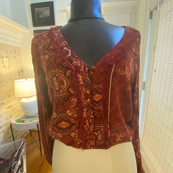 Kendall + Kylie Crop Blouse - Picture 2 of 4